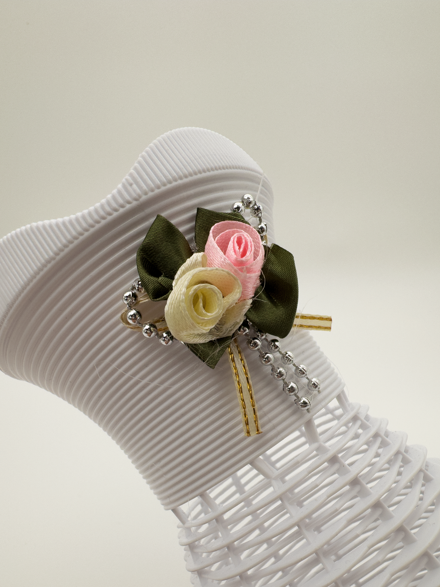 Vase mit 4 Rosen (gleichfarbig)