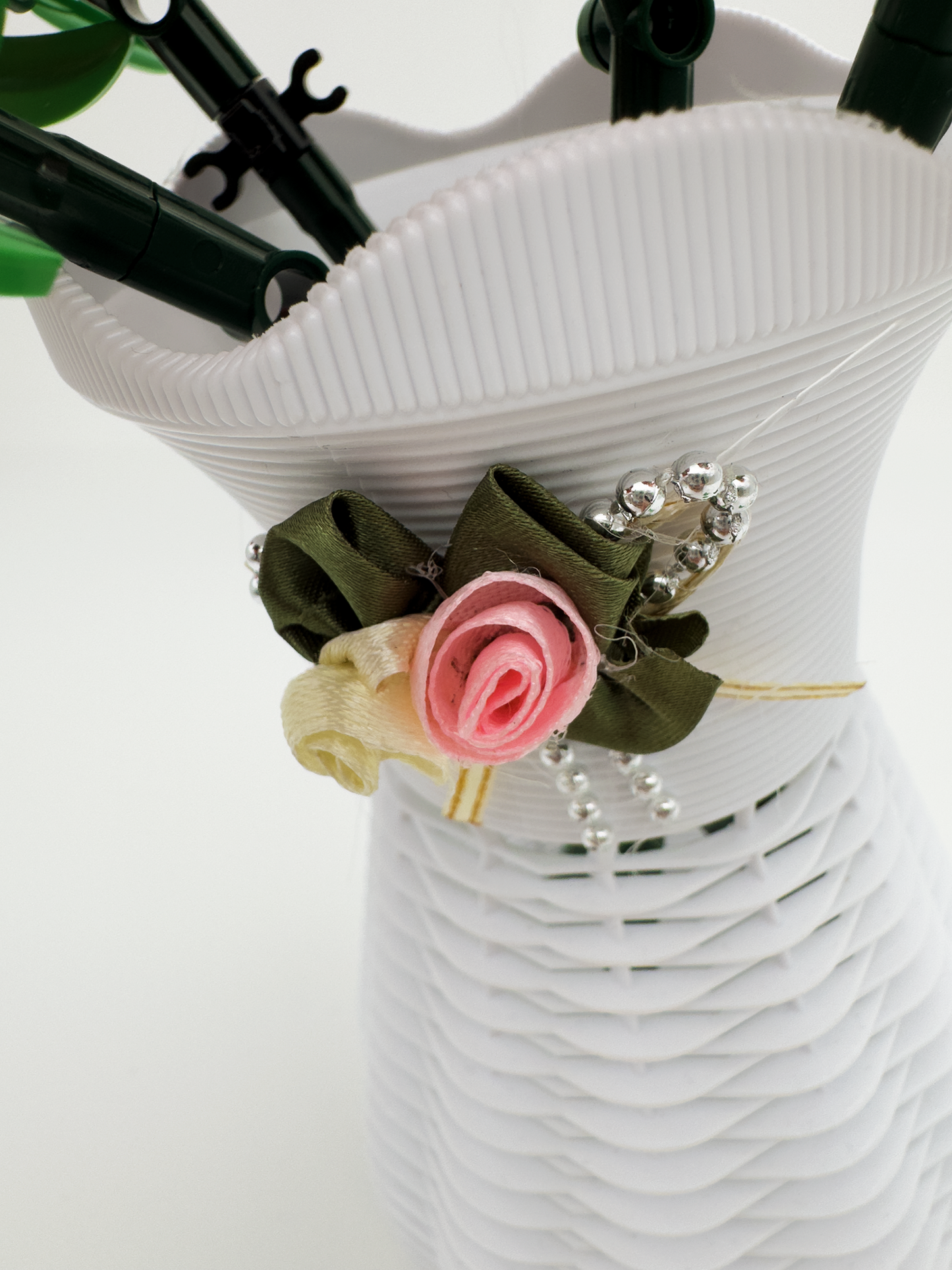 Vase mit 4 Rosen (gleichfarbig)