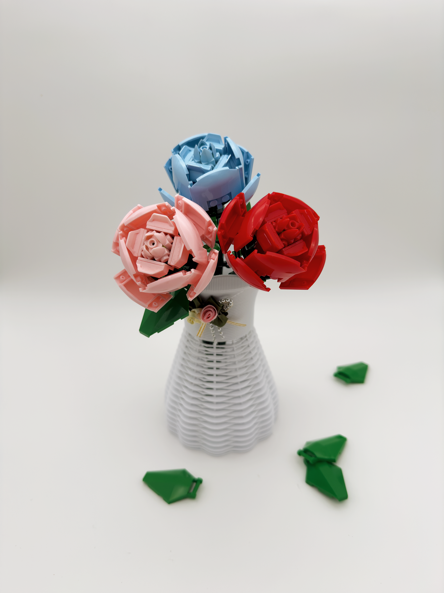 Vase mit 4 Rosen (gleichfarbig)
